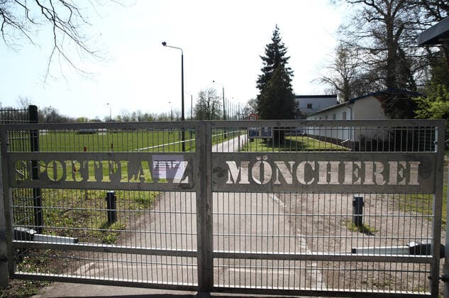 Sports field Corona Leipzig Markkleeberg, 12 04 2020, sports field closed because of corona The games of all football leagues have been suspended Closure of public facilities as a measure against the spread of the corona virus In the picture sports field MÖNCHEREI, home of TSV 1886 Markkleeberg ,