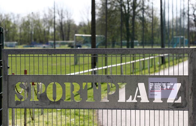 Sports field Corona Leipzig Markkleeberg, 12 04 2020, sports field closed because of corona The games of all football leagues have been suspended Closure of public facilities as a measure against the spread of the corona virus In the picture sports field MÖNCHEREI, home of TSV 1886 Markkleeberg ,