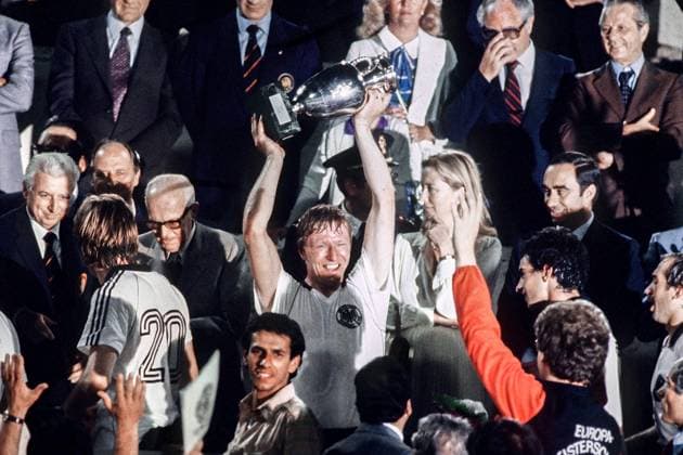 HRUBESCH Horst Team Deutschland Europameister Der zweifacher Torschütze mit dem EM Pokal bei der Siegerehrung UEFA Fussball Europameisterschaften 1980 Finale Spiel Deutschland - Belgien in Italien am 22. Juni 1980 im Olympic Stadion in Rom *** HRUBESCH Horst Team Germany European Champion The double goal scorer with the European Cup at the award ceremony UEFA European Football Championships 1980 Final Match Germany Belgium in Italy on 22 June 1980 in the Olympic Stadium in Rome