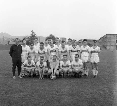 Stuttgart VfB Stuttgart 192 1963 Team photo of VfB Stuttgart 1893 e V of the 1962 season 1963 Back v l coach Kurt Baluses, Gerhard Strohmaier, Karl Ender, Erich Neupert, Gerhard Wanner, Jürgen Kaiser, Klaus Dieter Sieloff, Lothar Weise, Theodor Hoffmann, Oskar Hartl, Friedrich Zipperer, Manfred Reiner, Eberhard Pfisterer, Dieter Höller Vorn v l Rudi Entenmann, Hans Eisele, Günter Sawitzki, Günter Seibold, Werner Walter