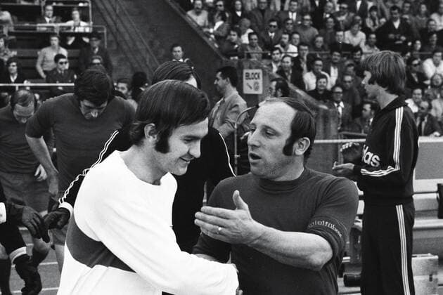Football VFB Stuttgart Season 1971 1972 VFB Stuttgart vs Hamburger SV HSV from left Horst Köppel VfB Uwe Seeler HSV
