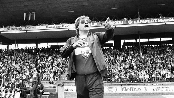 Football A Youth , VfB Stuttgart vs FC Schalke 04 , Trainer Hans Arnold VfB