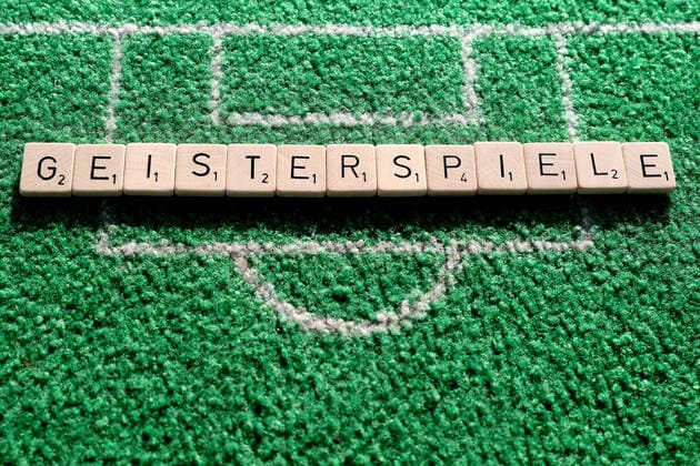 Symbolfoto am 13.04.2020 in Bielefeld Schriftzug GEISTERSPIELE liegt auf einem grünen Rasen. *** Symbolic photo on 13 04 2020 in Bielefeld Ghost Games logo lies on a green lawn MH