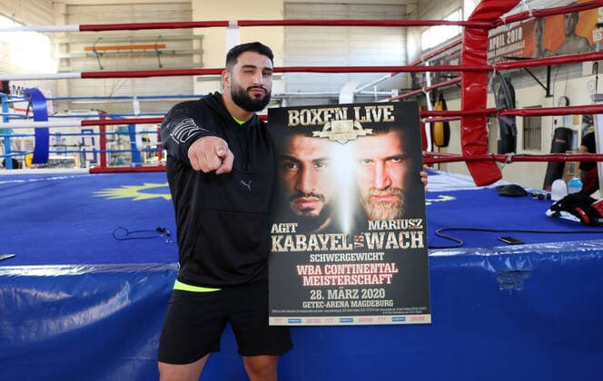 Bilder des Jahres 2020, Sport 04 April Sport Themen der Woche KW16 Sport Bilder des Tages 15.4.2020: Magdeburg: SES-Gym: Bruno-Taut-Ring: Agit Kabayel mit Kampfplakat Mariusz Wach *** 15 4 2020 Magdeburg SES Gym Bruno Taut Ring Agit Kabayel with battle poster Mariusz Wach