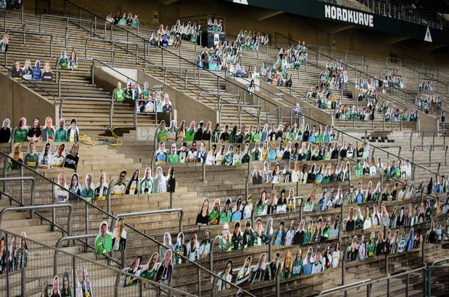 Bilder des Jahres 2020, Sport 04 April Sport Themen der Woche KW16 Mönchengladbach, 16.04.2020 Fans von Borussia konnten ihren eigenen Pappaufsteller in der Fankurve aufstellen lassen Borussia Mönchengladbach *** Mönchengladbach, 16 04 2020 Borussia fans were able to have their own cardboard display set up in the fan curve Borussia Mönchengladbach