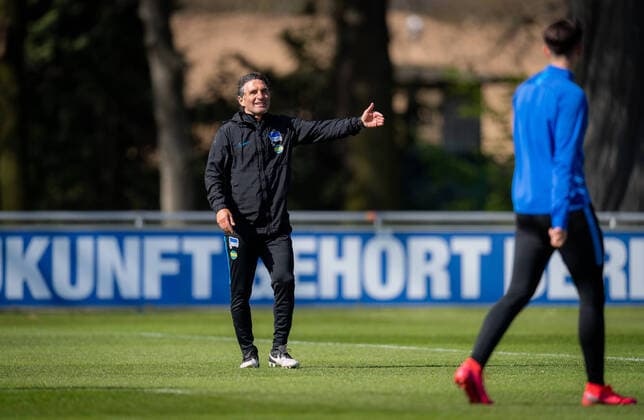 ACHTUNG: POOLFOTO Hertha BSC City-Press GmbH Pool GER, Hertha BSC Berlin Training 16.04.2020, Schenkendorfplatz, Berlin, GER, Hertha BSC Berlin Training, im Bild Trainer Bruno Labbadia von Hertha BSC *** GER, Hertha BSC Berlin Training 16 04 2020, Schenkendorfplatz, Berlin, GER, Hertha BSC Berlin Training, in the picture Trainer Bruno Labbadia from Hertha BSC