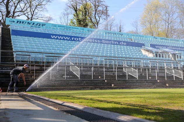 Preparations and irrigation of the pitches continue, bett1 open at Steffi Graf Stadium in Corona Mode, LTTC Rot Weiß, Berlin, 17 04 2020,