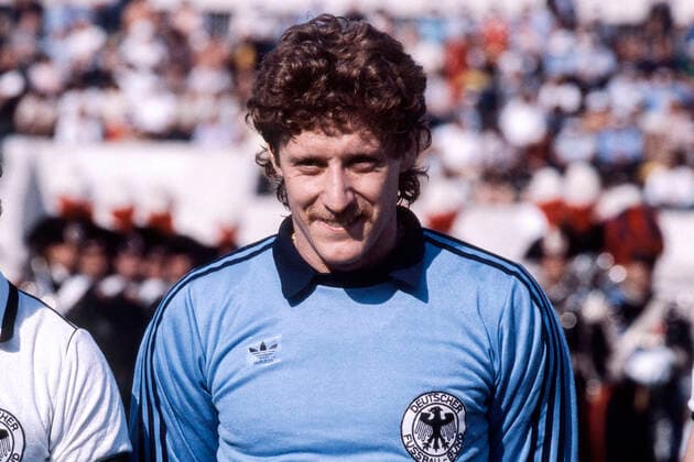 SCHUMACHER Harald Toni Torwart Team Deutschland UEFA Fussball Europameisterschaften 1980 Vorrundenspiel CSSR - Deutschland 0 : 1 am 11. Juni 1980 im Olympic Stadion in Rom *** SCHUMACHER Harald Toni Goalkeeper Team Germany UEFA European Football Championships 1980 Preliminary round match CSSR Germany 0 1 on 11 June 1980 in the Olympic Stadium in Rome