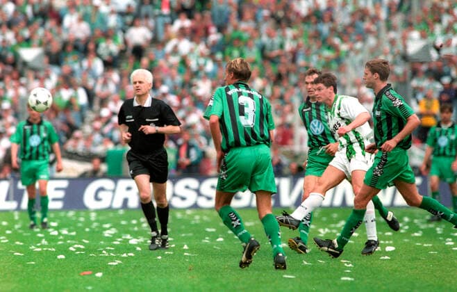 Cup Final 1995 Borussia Mönchengladbach VFL Wolfsburg 3 0 24 06 1995 in Berlin Karlheinz Pflipsen BMG 2 f right flanked by the Wolfsburg defence Left Referee Eugen Strigel HM