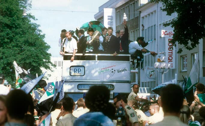 Move Borussia Moenchengladbach as DFB cup winner 1995 The Gladbacher players on double-decker bus with cup 25 06 1995 Thomas Kastenmaier with cup beside it Co coach Georg Dreßen HM