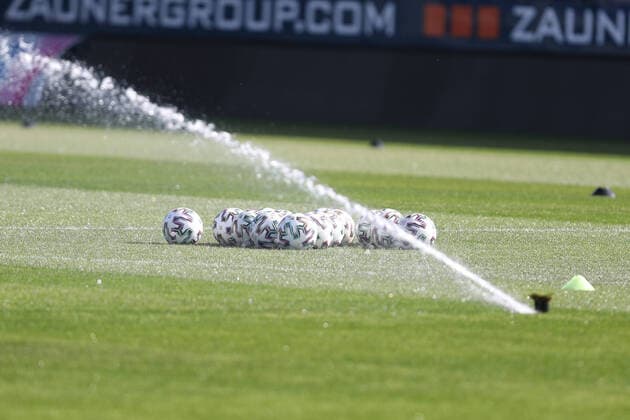 SOCCER - BL, Training LASK PASCHNG,AUSTRIA,20.APR.20 - SOCCER - tipico Bundesliga, Linzer ASK, training in small groups after lightening the restrictions due to the SARS-CoV-2 crisis, corona crisis. Image shows a feature with balls. GEPAxpictures xManfredxBinder