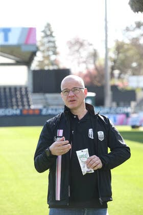 SOCCER - BL, PK LASK PASCHNG,AUSTRIA,20.APR.20 - SOCCER - tipico Bundesliga, Linzer ASK, press conference, PK, Pressekonferenz after lightening the restrictions due to the SARS-CoV-2 crisis, corona crisis. Image shows president Sigmund Gruber (LASK) with a corona test. GEPAxpictures xManfredxBinder