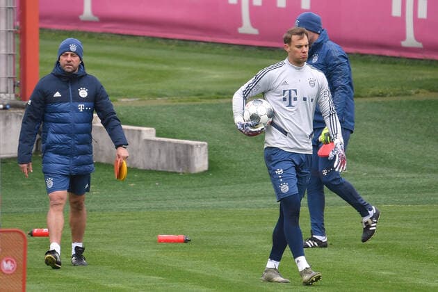 v re Manuel NEUER Goalkeeper FC Bayern Muenchen , Hans Dieter Flick Hansi , Trainer Bayern Muenchen , FC Bayern Muenchen Training in the Coronavirus Pandemic in small groups Training at Saebener Strasse Football 1 Bundesliga,Season 2019 2020, on 20 04 2020