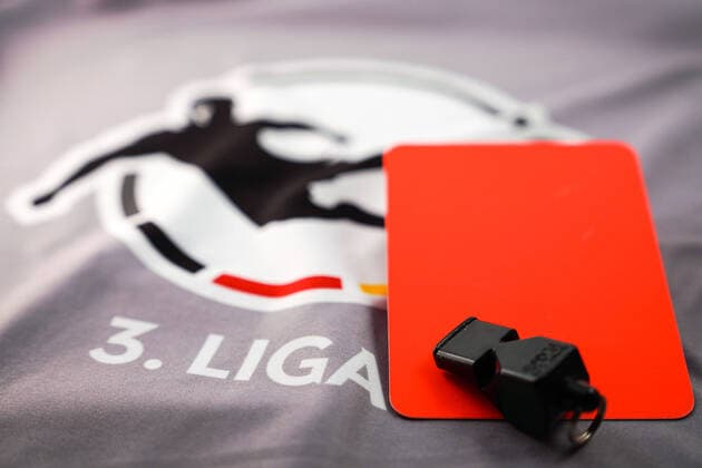 What should happen to football in the 3 League due to the difficult situation with the coronavirus, continue or end the season, the photo shows the logo of the 3 League as well as a red card and a referees whistle on a grey body, league logo and lettering, symbol photo, symbol image, symbol, 22 04 2020, Heidelberg Germany , Feature, Football, Symbol images of the 3 League xozx