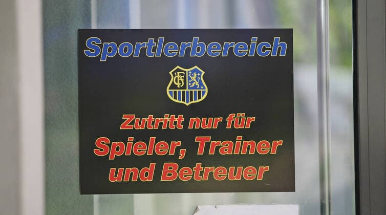 22 04 2020, xmohx, Fussball Regionalliga Suedwest, 1 FC Saarbruecken Training emspor, v l hygiene, disinfectant players must sPlayers, coaches and coaches entrance in times of corona before entering the cabins the players must wash their hands and rub with disinfectant DFL DFB REGULATIONS PROHIBIT ANY USE OF PHOTOGRAPHS as IMAGE SEQUENCES and or QUASI VIDEO Saarbruecken