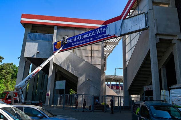 23 04 2020, xpsx, Fussball Regionalliga Suedwest, Kickers Offenbach New stadium name Come healthy again Stadium v l Applying new stadium name DFL DFB REGULATIONS PROHIBIT ANY USE OF PHOTOGRAPHS as IMAGE SEQUENCES and or QUASI VIDEO Offenbach