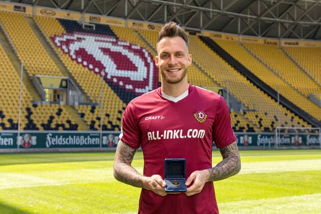 Striker Patrick Schmidt Winner of the Goal of the Month of ARD in the month of March proudly shows his medal 23 04 2020 Football 2 Bundesliga Season 2019 2020 Rudolf Harbig Stadium, SG Dynamo Dresden