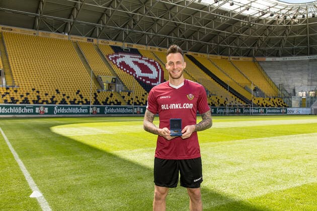 Striker Patrick Schmidt Winner of the Goal of the Month of ARD in the month of March proudly shows his medal 23 04 2020 Football 2 Bundesliga Season 2019 2020 Rudolf Harbig Stadium, SG Dynamo Dresden