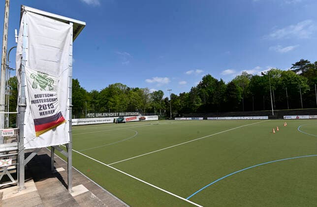 CORONA PANDEMIE,CORONAVIRUS,COVID 19 The field hockey Bundesliga is suspended until 31 July Whether the season will be played to the end or aborted is not yet decided The empty Waldstadion of the hockey Bundesliga club HTC Uhlenhorst with its artificial turf pitch is orphaned,photographed on 25 04 2020 in Mülheim Ruhr,city in the Ruhr area in the federal state of North Rhine-Westphalia NRW Â