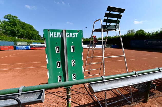 CORONA PANDEMIE,CORONAVIRUS,COVID 19 amateur tennis courts,the game and training operation is suspended Orphaned,empty amateur tennis ash courts hard court ,photographed on 25 04 2020 in Mülheim Ruhr,town in the Ruhr area in the state of North Rhine-Westphalia NRW Â