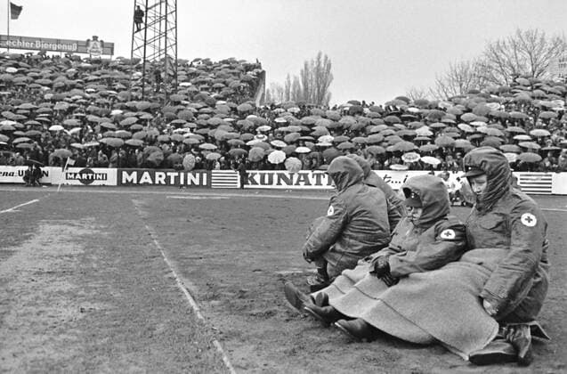 Aus 1. BL. Saison 1966 67 Eintracht Braunschweig (BS) - Hamburger SV (HSV) 2:0 am 18.03.1967. Im Foto: BS Fans und DRK Bedienstete im Regenschauer *** From 1 BL season 1966 67 Eintracht Braunschweig BS Hamburger SV HSV 2 0 on 18 03 1967 In the photo BS Fans and DRK staff in the rain