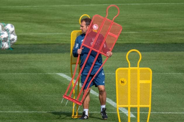Head coach Hansi Flick Bayern in setting up the training scenario, Training FC Bayern Muenchen, Soccer, 1 Bundesliga, 28 04 2020 Muenchen Bayern Deutschland Copyright: xkolbert-press UlrichxGamelx