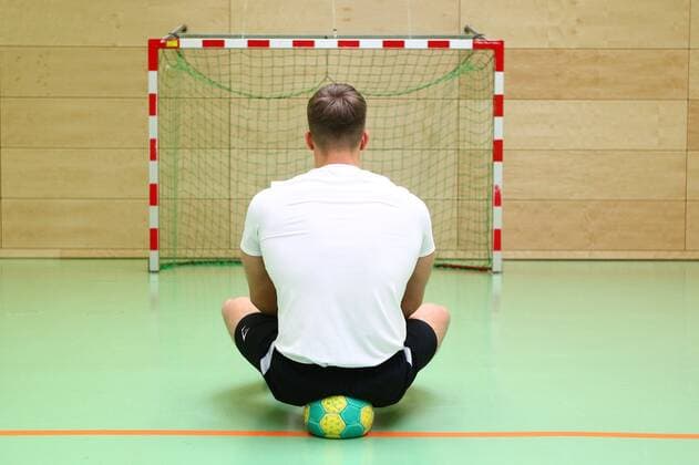 When can handball be played again after the corona break A man sits waiting on a handball in front of an empty handball goal Handball in the Coronakrise Handball in the Coronakrise Limburg Copyright: xWeissx Eibner-Pressefotox EP_rws