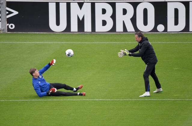 Bilder des Jahres 2020, Sport 04 April Sport Themen der Woche KW18 Sport Bilder des Tages 29.04.2020, Fussball GER, 1. Bundesliga Saison 2019 2020, Training FC Schalke 04, , Torwart Alexander Nübel, Alexander Nuebel (Schalke 04), Torwarttrainer Simon Henzler (Schalke 04), v.li. Gelsenkirchen Nordrhein-Westfalen Deutschland *** 29 04 2020, Soccer GER, 1 Bundesliga season 2019 2020, Training FC Schalke 04, , Goalkeeper Alexander Nübel, Alexander Nuebel Schalke 04 , Goalkeeper Coach Simon Henzler Schalke 04 , from Gelsenkirchen North Rhine-Westphalia Germany Team2