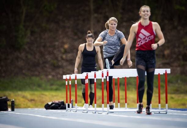 Bilder des Jahres 2020, Sport 04 April Sport Themen der Woche KW18 Sport Bilder des Tages ARNHEM - Naomi Sedney, Dafne Schippers en Nadine Visser trainen tijdens de heropening in tijden van corona in sportcentrum Papendal. Een selecte groep individuele topsporters is weer welkom om in kleine gecontroleerde groepen en onder strikte naleving van de RIVM-richtlijnen te gaan trainen. ANP ROBIN VAN LONKHUIJSEN xVIxANPxSportx xxANPxIVx 410000685