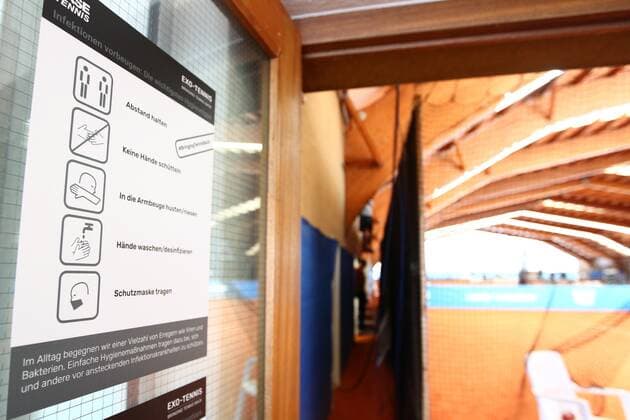 On the entrance door to the hall of the Tennis Exhibition Series in Hoehr Grenzhausen are hygiene measures to protect against the coronavirus Tennis Exhibition Series in Hoehr Grenzhausen Tennis Exhibition Series in Hoehr Grenzhausen Copyright: xEibner-Pressefotox