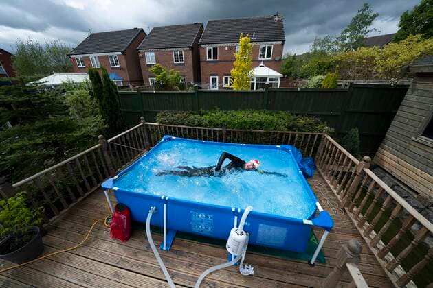 Bilder des Jahres 2020, Sport 04 April Sport Themen der Woche KW18 Sport Bilder des Tages (200501) -- NEWCASTLE-UNDER-LYME, May 1, 2020 -- British triathlete Lloyd Bebbington trains in a temporary swimming pool in his garden because of the coronavirus lockdown restrictions in Newcastle-under-Lyme, Britain on April 30, 2020. (Photo by Xinhua) (SP)BRITAIN-NEWCASTLE-UNDER-LYME-COVID-19-TRIATHLETE TRAINING AT HOME JonxSuper 
