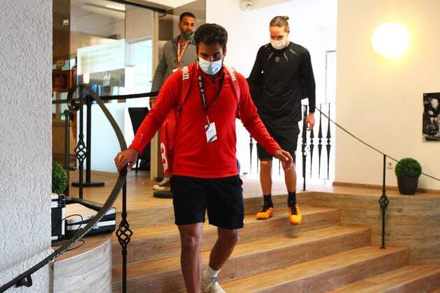 Benjamin Hassan in front and Jean Marc Werner on the right with a protective mask on the way to the hall at the Tennis Exhibition Series in Hoehr Grenzhausen Tennis Exhibition Series in Hoehr Grenzhausen Tennis Exhibition Series in Hoehr Grenzhausen Copyright: xEibner-Pressefotox