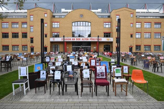 Bilder des Jahres 2020, Sport 05 Mai Sport Themen der Woche KW18 Sport Bilder des Tages Fussball, Herren, Saison 2019 2020, 1. Bundesliga, 1. FC Union Berlin, Aktion Leere Stühle auf dem Parkplatz vor der Haupttribüne im Stadion An der Alten Försterei, Gastronomen, Hoteliers und Veranstalter machen auf ihre prekäre Lage während der Corona-Pandemie aufmerksam, 01.05. 2020, *** Football, Men, Season 2019 2020, 1 Bundesliga, 1 FC Union Berlin, Action Empty chairs on the parking lot in front of the main stand in the stadium An der Alten Försterei, restaurateurs, hoteliers and organisers draw attention to their precarious situation during the Corona Pandemic, 01 05 2020, Copyright: xMatthiasxKochx
