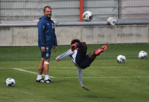 01 05 2020, FCB Training, Saebenerstrasse Munich, Soccer, in the picture Hansi Flick FCB is happy about Kingsley Coman FCB pulling back