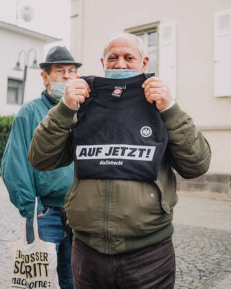Bilder des Jahres 2020, Sport 04 April Auf jetzt! In Eintracht für die Region am 30.04.2020 in der Diakonie in GießenAxel Hellmann und Uwe Bein zu Besuch bei der Diakonie in Gießen.Axel Hellmann und Uwe Bein konnten mit einigen wohnungslosen und in Not geratenen Menschen in Kontakt treten und diese mit Geschenken überraschen. Die Gespräche mit den von Wohnungslosigkeit Betroffenen haben Uwe Bein beeindruckt. Auf jetzt! In Eintracht für die Region *** On now In Unity for the Region on 30 04 2020 at the Diakonie in GiessenAxel Hellmann and Uwe Bein visited the Diakonie in Giessen Axel Hellmann and Uwe Bein were able to get in touch with some homeless people and people in need and surprise them with gifts The conversations with those affected by homelessness impressed Uwe Bein On now In Unity for the Region