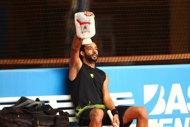 Dustin Brown with a hot water bottle in his hand at the Tennis Exhibition Series in Hoehr Grenzhausen Tennis Exhibition Series in Hoehr Grenzhausen Tennis Exhibition Series in Hoehr Grenzhausen Tennis Exhibition Series in Hoehr Grenzhausen Copyright: xWeissx Eibner-Pressefotox EP_rws