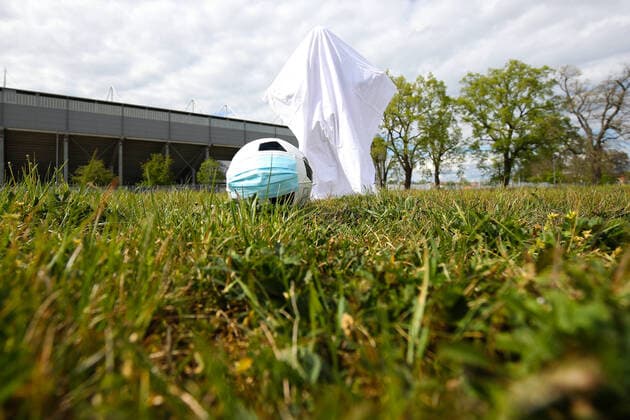 Symbolbild - Fussball mit Mundschutz und Geist an der MDCC Arena in Magdeburg - In der dritten Liga und der Bundesliga stehen in den kommenden Wochen wegen des Corona Virus Spiele ohne Zuschauer zur Debatte, sogenannte Geisterspiele, allerdings muss die Politik der Durchführung der Spiele noch zustimmen. - Fußball,Mann,Männer,Deutschland,01.05.2020 *** Symbolic image Football with face mask and ghost at the MDCC Arena in Magdeburg In the third division and the Bundesliga, games without spectators, so-called ghost games, will be on the agenda in the coming weeks because of the corona virus, but the politicians still have to agree on how the games should be played Football,Man,Men,Germany,01 05 2020