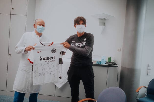 Bilder des Jahres 2020, Sport 04 April Auf jetzt! In Eintracht für die Region am 28.04.2020 in der Helios Klinik in Wiesbaden Bruno Hübner, Gelson Fernandes und Filip Kostic machen sich auf den Weg in die Landeshauptstadt Wiesbaden, um hinter die Kulissen der Helios Klinik zu blicken. Sportdirektor Hübner hat dabei eine ganz besondere Verbindung zur Klinik, weil seine drei Kinder hier zur Welt gekommen sind. Von der Leistung des medizinischen Personals zeigt er sich beeindruckt. Auf jetzt! In Eintracht für die Region *** On jetzt In Eintracht für die Region on 28 04 2020 at the Helios Klinik in Wiesbaden Bruno Hübner, Gelson Fernandes and Filip Kostic are on their way to the state capital Wiesbaden to take a look behind the scenes of the Helios Klinik Sport director Hübner has a very special connection to the clinic, because his three children were born here He is impressed by the performance of the medical staff On jetzt In Eintracht für die Region
