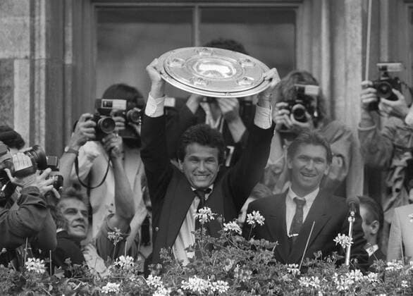 Jupp HEYNCKES celebrates his 75th birthday on May 9, 2020 Archivfoto Bundesliga, FC Bayern Muenchen German Champion 1989, Master Celebration, Coach Jupp HEYNCKES cheers with the championship bowl on the balcony of the Munich City Hall on Marienplatz, SW photo, 17 06 1989