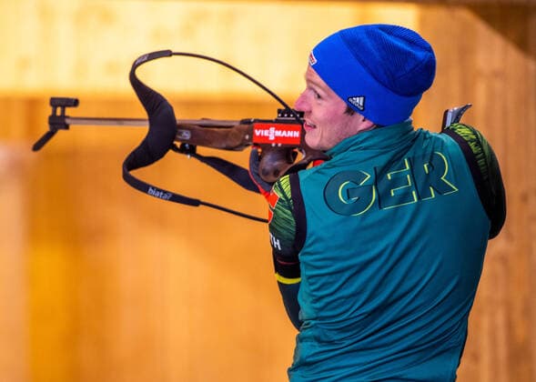 Bilder des Jahres 2020, Sport 05 Mai Sport Themen der Woche KW19 Sport Bilder des Tages 04-05-2020 Oberhof - Schießhalle Trainingsstart in die vorolympische Saison für die Biathleten. Bundestrainer Mark Kirchner und Junioren Disziplintrainer Marko Danz absolvierten mit je fünf Sportlern ein erstes Grundlagen-Schießtraining in der Schießhalle mit anschließendem Kraftraining. Im Bild: Lucas Fratzscher (GER ) Aktion *** 04 05 2020 Oberhof Shooting Hall Training start into the pre-Olympic season for the biathletes National Coach Mark Kirchner and Junior Discipline Coach Marko Danz completed with five athletes each a first basic shooting training in the shooting hall with subsequent strength training In picture Lucas Fratzscher GER Action