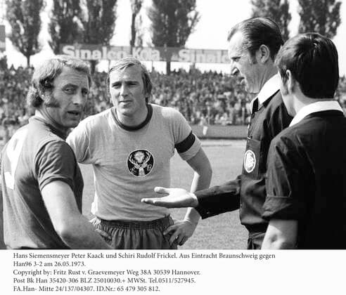 Hans Siemensmeyer Peter Kaack and referee Rudolf Frickel From Eintracht Braunschweig against Han96 3 2 on 26 05 1973