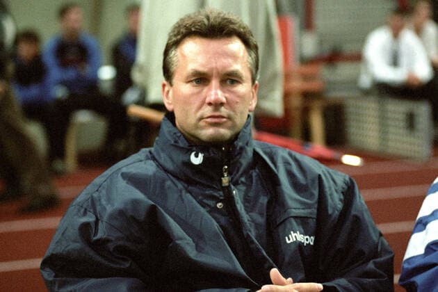 From Regionalliga North Season 1996 1997 Eintracht Braunschweig Yellow against Hannover 96 3 2 on 30 08 1996 in the Eintracht Stadium In the photo Bs Coach Benno Möhlmann