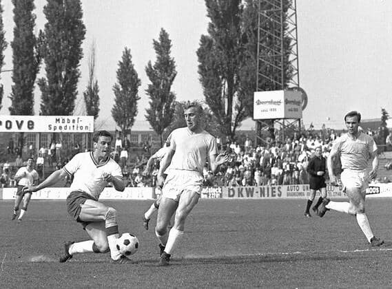 BS player is Peter Kaack middle re Wolfgang Simon from BS From 1 BL Season 1965 66 Eintracht Braunschweig vs Tasmania 1900 3 1 on 14 05 1966