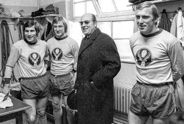 Guenter Mast, chief hunter and later president of Eintracht Braunschweig, presents his hunter-master jersey advertisement of Eintracht Braunschweig here in April 1973 Here with Klaus Gerwin, Allan Michaelsen and Guenter Mast and Peter Kaack