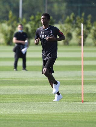 (200506) -- BOLOGNA, May 6, 2020 (Xinhua) -- Bologna s Musa Barrow attends a training session in Bologna, Italy, May 5, 2020. According to the plan, from May 4, Serie A football clubs can arrange players for individual training or group training, and from the May 18, each team can resume group training and prepare for Serie A rematch. During this period, each club will strictly abide by the epidemic prevention regulations, such as conducting Covid-19 tests on schedule. (Photo by Gianni Schicchi Xinhua) (SP)ITALY-BOLOGNA-FOOTBALL-SERIE A-BOLOGNA-TRAINING