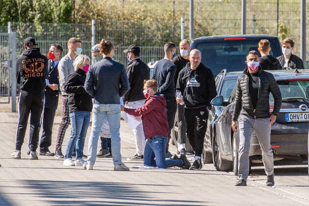 Bilder des Jahres 2020, Sport 05 Mai Sport Themen der Woche KW19 Ismail Atalan (Chef-Trainer, HFC) und seine Mannschaft warten auf dem Parkplatz des Stadions. Nach Aufruf werden die Spieler und Trainer einzeln getestet. Nach mehrwöchiger Zwangspause bedingt durch die Corona Pandemie, kommt die Mannschaft des HFC zum Corona Test ins Stadion. DFL REGULATIONS PROHIBIT ANY USE OF PHOTOGRAPHS as IMAGE SEQUENCES and or QUASI-VIDEO. Copyright: xVIADATA xHolgerxJohnx Halle Saale Sachsen-Anhalt Deutschland *** Ismail Atalan Chief Coach, HFC and his team are waiting in the stadium parking lot After the call, players and coaches are tested individually After a compulsory break of several weeks due to the Corona Pandemic, the HFC team comes to the stadium for the Corona Test DFL REGULATIONS PROHIBIT ANY USE OF PHOTOGRAPHS as IMAGE SEQUENCES and or QUASI VIDEO Copyright xVIADATA xHolgerxJohnx Halle Saale Sachsen Anhalt Germany