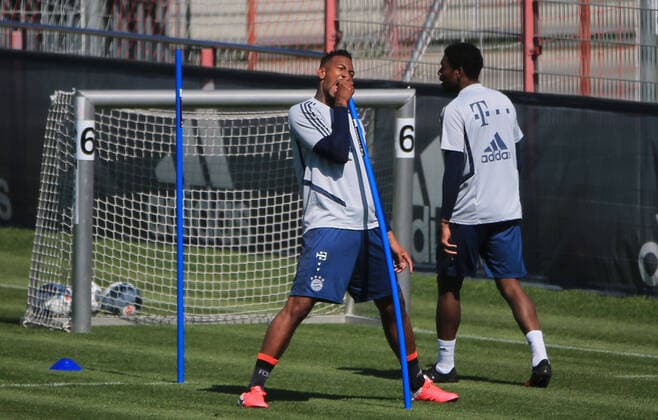 Bilder des Jahres 2020, Sport 05 Mai Sport Themen der Woche KW19 06.05.2020, FCB Training, Saebenerstrasse Muenchen, Fussball, im Bild: Jerome Boateng (FCB) singt an der Stange *** 06 05 2020, FCB Training, Saebenerstrasse Munich, Soccer, in the picture Jerome Boateng FCB singing at the bar