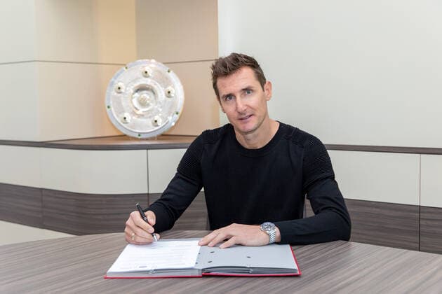 Bilder des Jahres 2020, Sport 05 Mai Sport Themen der Woche KW19 Sport Bilder des Tages Poolfoto FC Bayern München: Miroslav Klose (41) wird ab 1. Juli 2020 neuer Assistent von Cheftrainer Hansi Flick. Der Vertrag des ehemaligen Nationalstürmers hat eine Laufzeit bis zum 30. Juni 2021. *** Poolfoto FC Bayern Munich Miroslav Klose 41 to be new assistant to head coach Hansi Flick from 1 July 2020 The contract of the former national striker runs until 30 June 2021