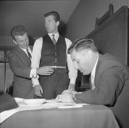 Anprobe der Nationalspieler für die Fußball-Weltmeisterschaft 1966. Franz Beckenbauer läßt Mass nehmen. 23.05.1966 *** Fitting of the national players for the 1966 World Cup Franz Beckenbauer has his measurements taken 23 05 1966 HM