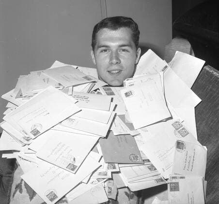Franz Beckenbauer (FC Bayern München) mit Fanpost 01.08.1966 (geschätzt). *** Franz Beckenbauer FC Bayern Munich with fan mail 01 08 1966 appreciated HM
